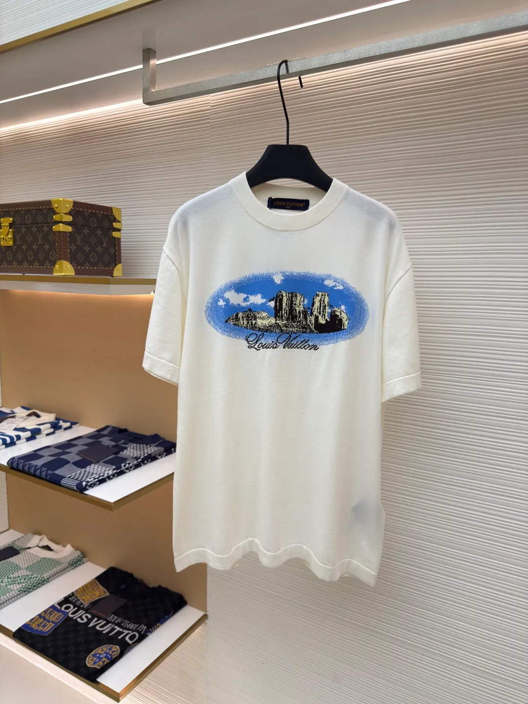 LOUIS VUITTON Kojima jacquard woolen T-shirt ●Authentic product: 10700 purchased and developed ●Item number: 1680272-A65 ●Fabric: combed cotton fabric ●Technology: jacquard production ●Version: fitted version ●Weight: about 240 grams ●Size: XS-S-M-L ●Description: Knitted using an ultra-fine 16-needle computerized flat knitting machine. The patterns are drawn manually by experienced painters. Each stitch is highlighted in detail. Each stitch is exactly the same as the original. The width and height of the pattern are 98%. The wool is dyed and dyed using 101/2 fully combed cotton. The color is 99% similar to ordinary cotton in the market. Comparing the yarn version, our 101/2 count fully combed cotton has a more delicate texture, and the fiber of the raw material reaches 25-35 mm, which makes the woven fabric more delicate, and the clothes are not easy to wrinkle, and the anti-pilling can reach level 4-5; on the contrary, clothes made of ordinary cotton yarn are easy to wrinkle, and will have wrinkles after being worn once, and will pill after being used a few times. The overall wiring is straight and delicate, the fabric is comfortable and soft, and the color is consistent without color difference. It can be matched with the same style to create a fashionable look and control various occasions. Customized accessories, complete with three standards, same style for men and women!